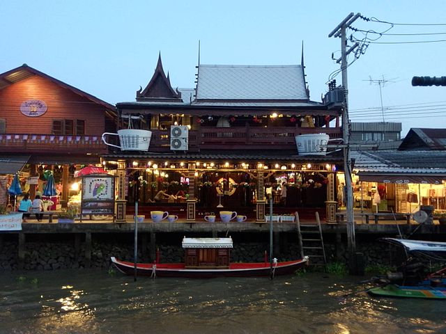 Amphawa floating market