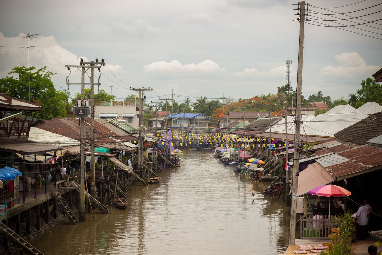Exploring Bangkok’s Floating Markets: A Traveler’s Guide for an Unforgettable Cultural Experience